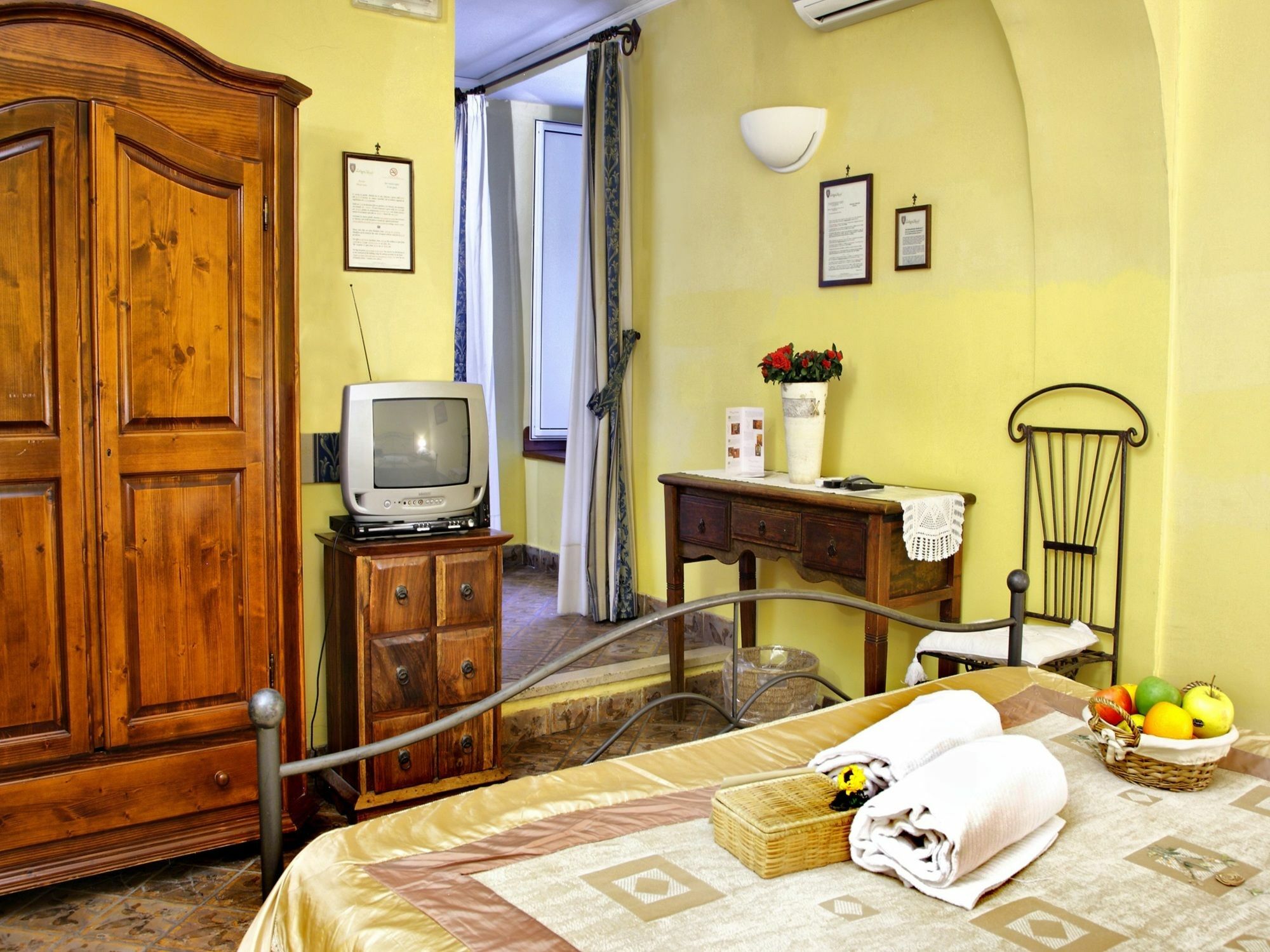 B&B L'Alloggio Dei Vassalli Naples Exterior photo